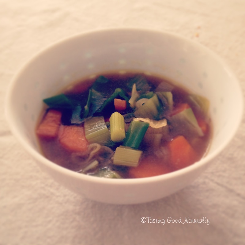 Tasting Good Naturally :Envie d'une soupe toute simple avec beaucoup de goût ? Venez découvrir cette soupe de légumes au miso vegan prête en 10 ou 15 minutes.