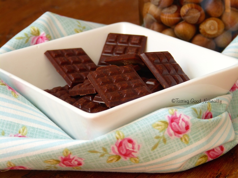 Tasting Good Naturally : Pas besoin d'être à Pâques ou à Noël pour manger du chocolat ! Alors venez découvrir mes barres de Cacao cru (chocolat) aux mûres blanches, lucuma et noisettes #vegan... on les adore ici.
