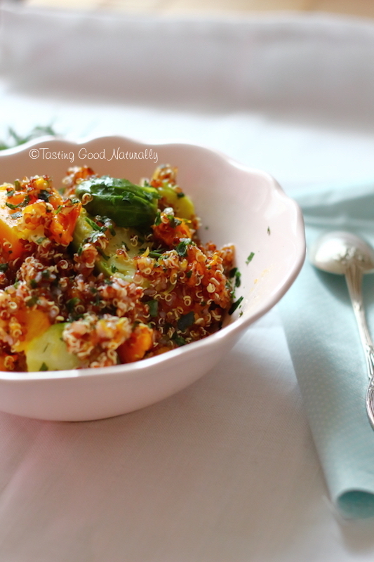 Tasting Good Naturally : Voici une idée de repas rapide, délicieuse qui ravira les petits et les grands. Découvrez le quinoa à la courge butternut rôtie et choux de Bruxelles #vegan.
