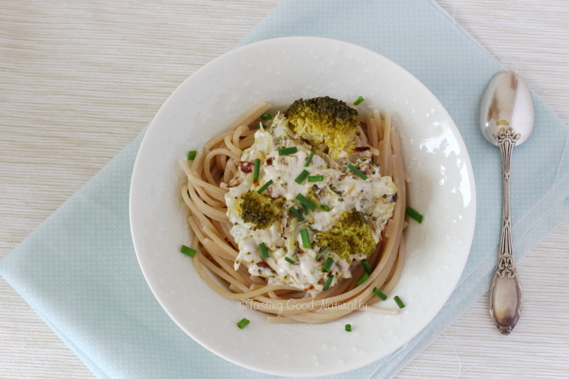 Tasting Good Naturally : Vous aimez les brocolis ? Vous voulez les cuisiner facilement ? Venez découvrir la recette de Spaghettis aux brocolis et crème d'amandes #vegan et #sansgluten