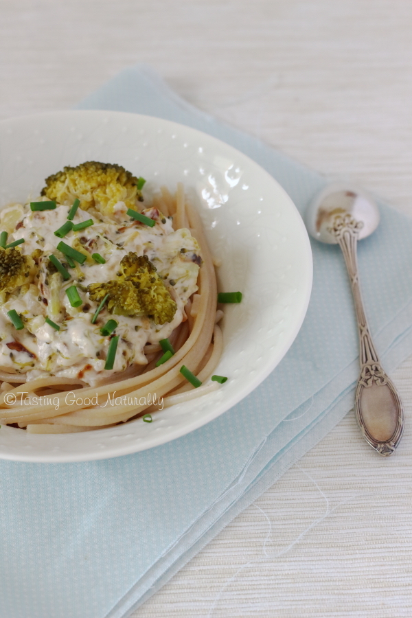 Tasting Good Naturally : Vous aimez les brocolis ? Vous voulez les cuisiner facilement ? Venez découvrir la recette de Spaghettis aux brocolis et crème d'amandes #vegan et #sansgluten