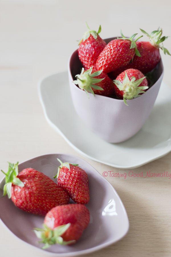 Tasting Good Naturally : Vous aimez les fraises et les myrtilles ? Alors ce dessert est pour vous. Venez goûter cette Crème aux fraises, myrtilles et aux graines de chia #vegan #cru