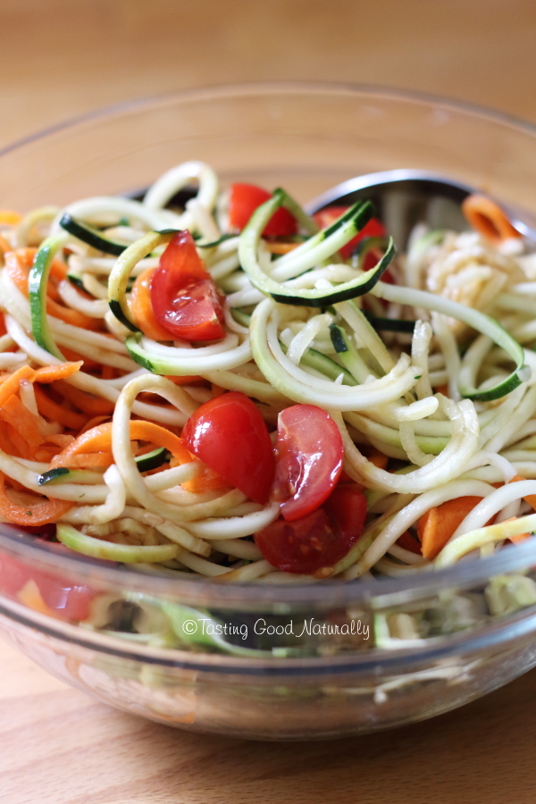 Tasting Good Naturally : Venez découvrir cette recette de spaghettis de courgettes / carottes en salade, un plat rafraîchissant et délicieux pour l'été ! #vegan