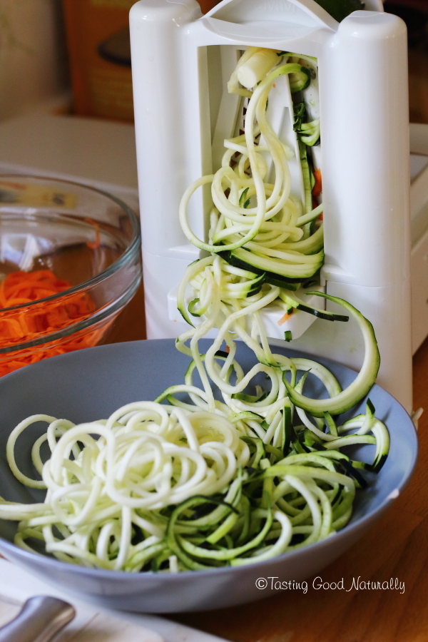 Tasting Good Naturally : Venez découvrir cette recette de spaghettis de courgettes / carottes en salade, un plat rafraîchissant et délicieux pour l'été ! #vegan