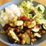 Tasting Good Naturally : Voici une assiette complète composée de Légumes d'été et Pois Chiches Rôtis, riz et crudités #vegan