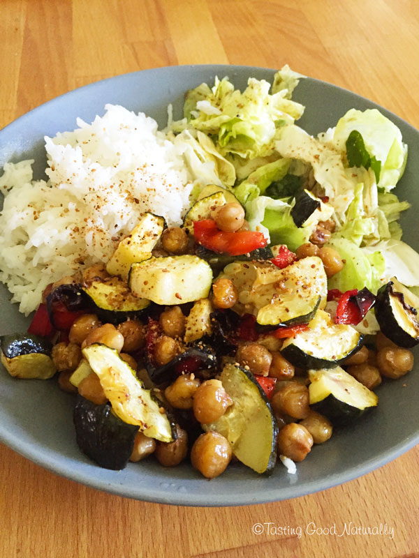 Tasting Good Naturally : Voici une assiette complète composée de Légumes d'été et Pois Chiches Rôtis, riz et crudités #vegan