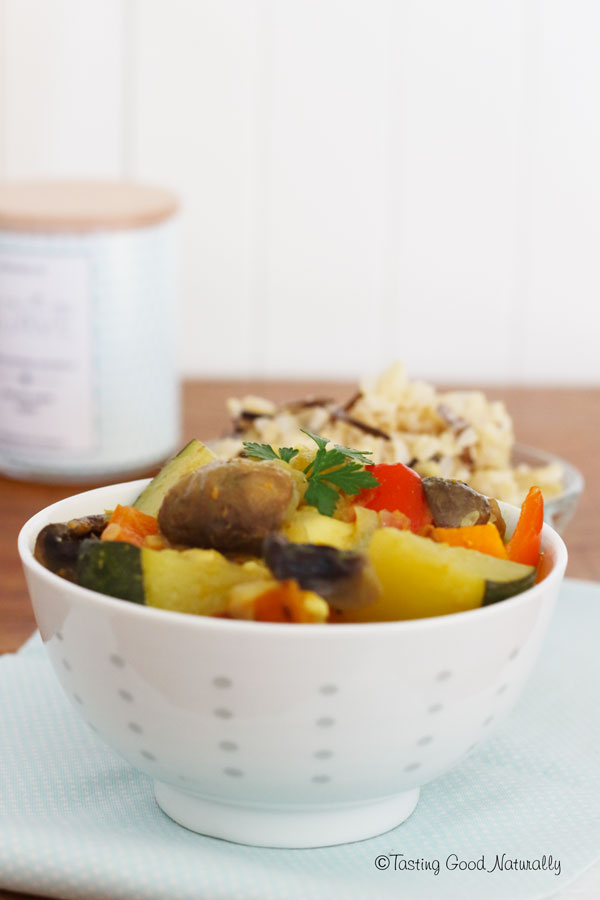 Tasting Good Naturally : Besoin de vous réchauffer avec les derniers légumes d'été ? Venez vite découvrir mon Curry de Légumes d'été et champignons #vegan, en cliquant ici !