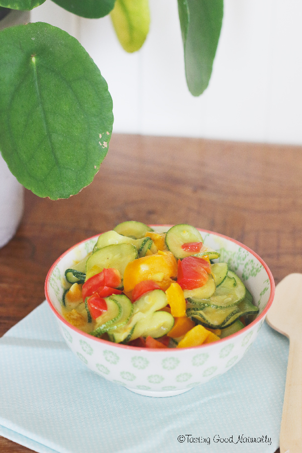 Tasting Good Naturally : Ça vous dit de découvrir un repas express : courgettes et poivrons au lait de coco et curry #vegan ? Les légumes d’été sont là, profitons-en !
