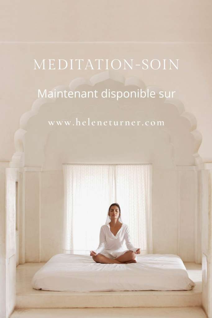 Hélène TURNER : Aujourd’hui, je reviens vers vous pour vous proposer une nouvelle façon de prendre soin de soi sur la boutique en ligne de mon site. C’est mon joli projet de méditation-soin.